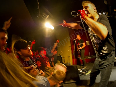 jello_biafra_guantanamo_school_medicine_crowd_rosemount_wyliepic_5_13_03.png