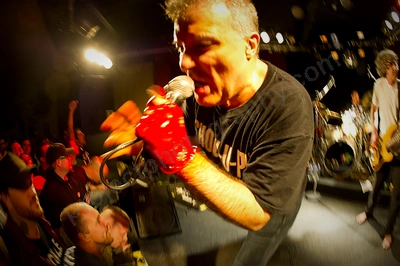 jello_biafra_guantanamo_school_medicine_crowd_rosemount_wyliepic_5_13_07.png