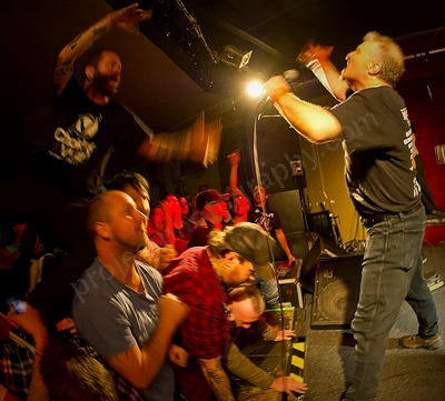 jello_biafra_guantanamo_school_medicine_crowd_rosemount_wyliepic_5_13_08.png