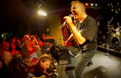 jello_biafra_guantanamo_school_medicine_crowd_rosemount_wyliepic_5_13_27.png