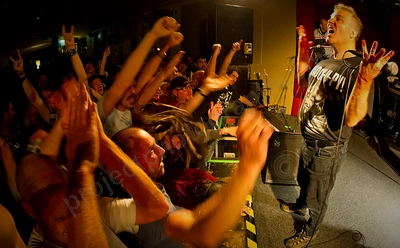 jello_biafra_guantanamo_school_medicine_crowd_rosemount_wyliepic_5_13_35.png
