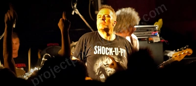 jello_biafra_guantanamo_school_medicine_crowd_rosemount_wyliepic_5_13_40.png