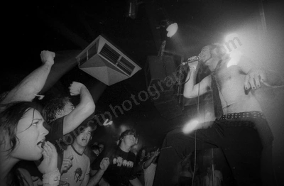karnivool_crowd_2541_wyliepic_26_2_200504.jpg