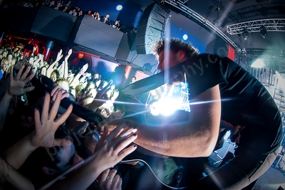 kiss_chasey_crowd_wyliepic_6_08_00.png