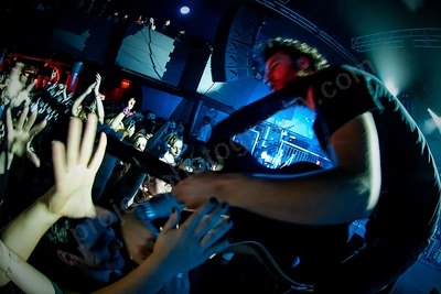 kiss_chasey_crowd_wyliepic_6_08_01.png