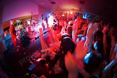 kisschasey_crowd_craigie_wyliepic_9_07_04.png
