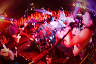 kisschasey_crowd_craigie_wyliepic_9_07_08.png
