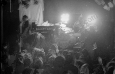 magic_dirt_crowd_amp_2100_wyliepic_6_07_01.jpg