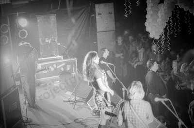 magic_dirt_crowd_uwa_1184_wyliepic_6_07_00.jpg