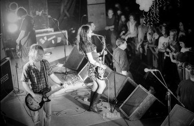 magic_dirt_crowd_uwa_1184_wyliepic_6_07_01.jpg