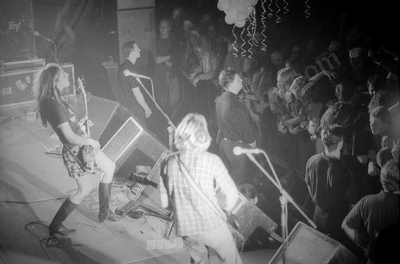 magic_dirt_crowd_uwa_1184_wyliepic_6_07_02.jpg