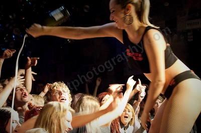 mickey_avalon_crowd_amp_wyliepic_10_13_06.png