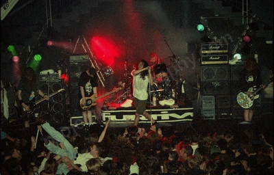 neds_atomic_dustbin_crowd_metros_freo_499_wyliepic_4_93_08.jpg