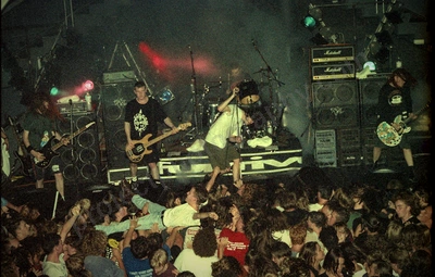 neds_atomic_dustbin_crowd_metros_freo_499_wyliepic_4_93_09.jpg