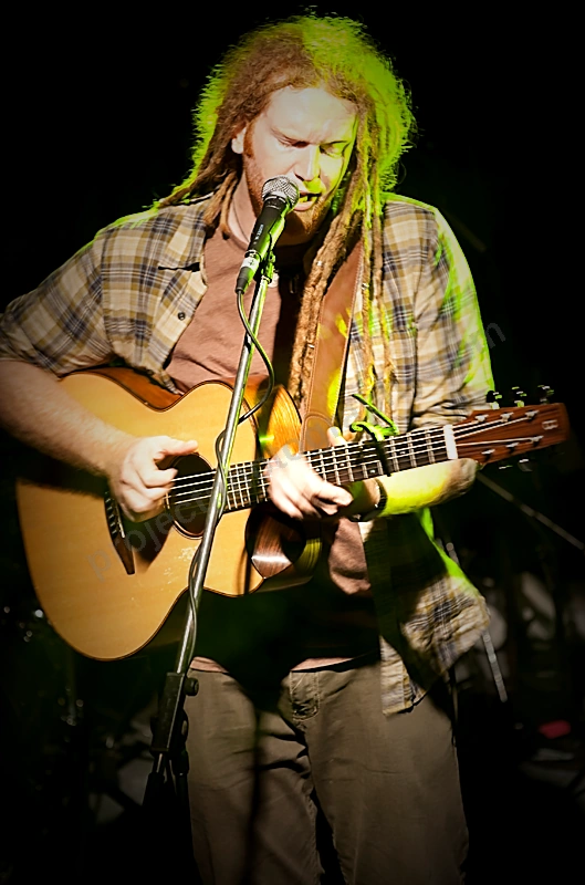 newton_faulkner_capitol_wyliepic_9_08_01.png