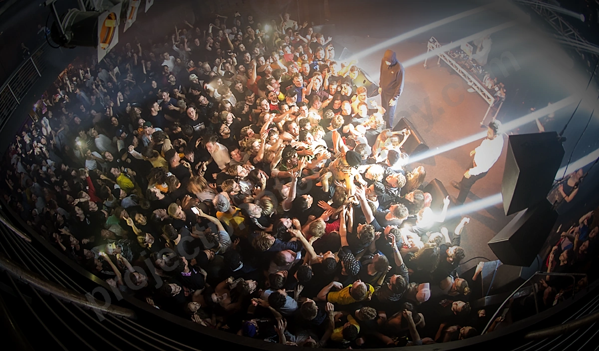 night_lovell_crowd_capitol_wyliepic_4_18_00.png