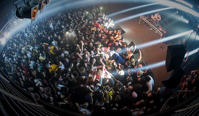 night_lovell_crowd_capitol_wyliepic_4_18_01.png