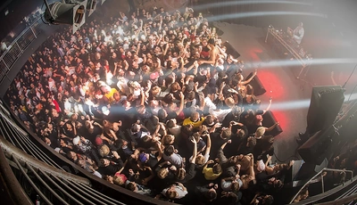 night_lovell_crowd_capitol_wyliepic_4_18_02.png