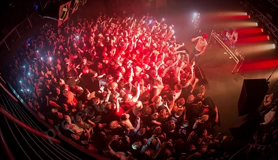night_lovell_crowd_capitol_wyliepic_4_18_05.png