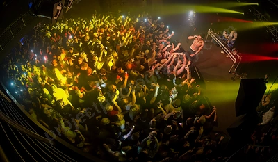 night_lovell_crowd_capitol_wyliepic_4_18_06.png