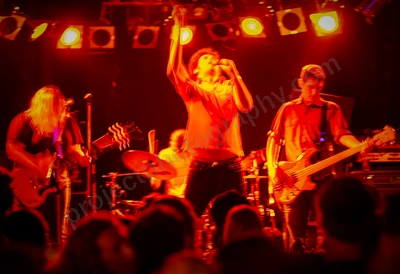 no_through_road_crowd_amp_wyliepic_6_07_00.png