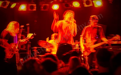no_through_road_crowd_amp_wyliepic_6_07_01.png