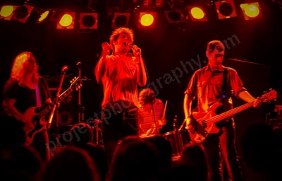 no_through_road_crowd_amp_wyliepic_6_07_03.png