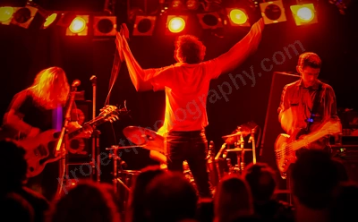 no_through_road_crowd_amp_wyliepic_6_07_05.png