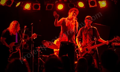 no_through_road_crowd_amp_wyliepic_6_07_08.png