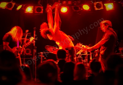 no_through_road_crowd_amp_wyliepic_6_07_09.png