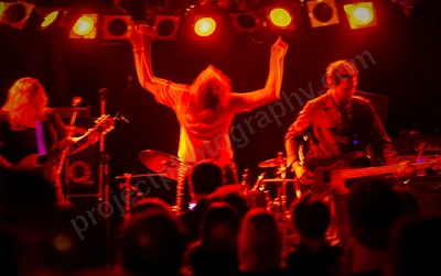 no_through_road_crowd_amp_wyliepic_6_07_10.png