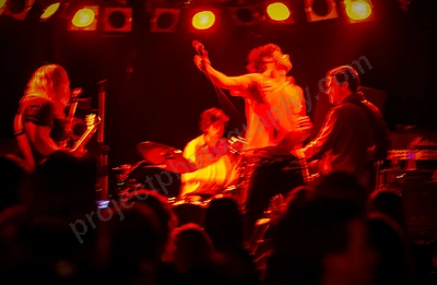 no_through_road_crowd_amp_wyliepic_6_07_13.png