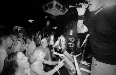 one_dollar_short_crowd_amp_wyliepic_7_02_04.jpg