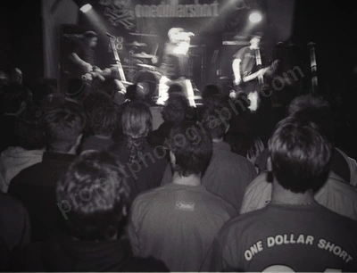one_dollar_short_crowd_globe_2101_wyliepic_6_2002_00.jpg