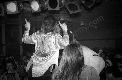 painters_and_dockers_crowd_163_shents_wyliepic_4_92_01.jpg