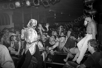 painters_and_dockers_crowd_163_shents_wyliepic_4_92_05.jpg