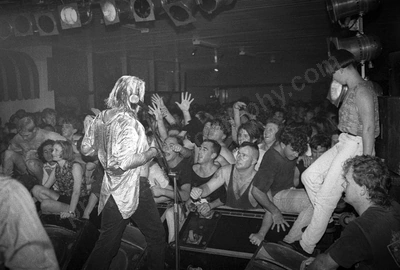 painters_and_dockers_crowd_163_shents_wyliepic_4_92_06.jpg