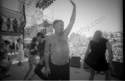 painters_and_dockers_crowd_bindoon_crowd_722_wyliepic_2_94_04.jpg