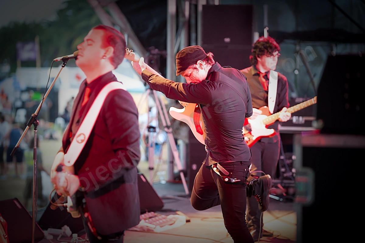 parlotones_1_movement_wyliepic_10-09_03.png