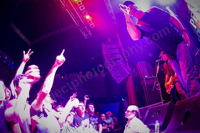 pennywise_crowd_metro_freo_wyliepic_4_13_02.png