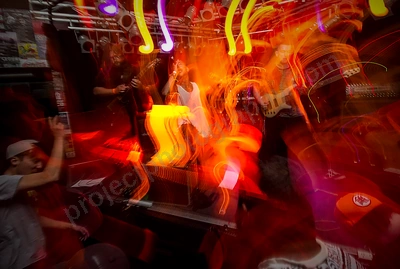population_control_crowd_amp_wyliepic_12_18_08.png