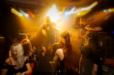 prognosis_negative_crowd_boston_wyliepic_29_3_19_06.png