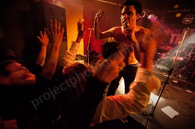 project_mayhem_crowd_rosemount_wyliepic_7_08_02.png