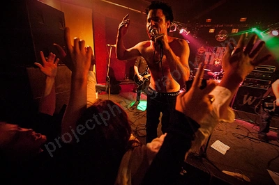 project_mayhem_crowd_rosemount_wyliepic_7_08_03.png