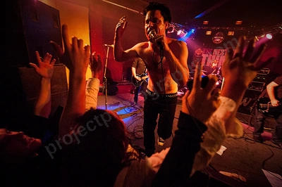 project_mayhem_crowd_rosemount_wyliepic_7_08_04.png