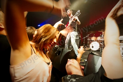 propagandhi_crowd_girl_capital_wyliepic_5_11_01.png