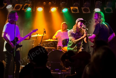 ray_finkle_crowd_amp_wyliepic_7_17_01.png
