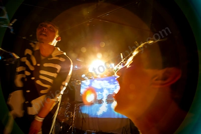 regurgitator_crowd_amp_wyliepic_8_11_04.png