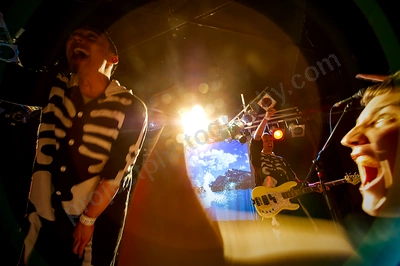 regurgitator_crowd_amp_wyliepic_8_11_06.png