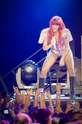 rihanna_crowd_burswood_wyliepic_3_11_03.png
